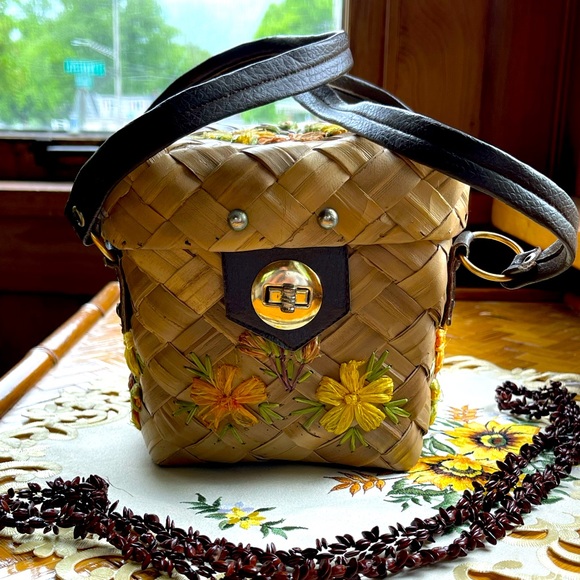 Vintage Handbags - Adorable basket bag vintage excellent condition